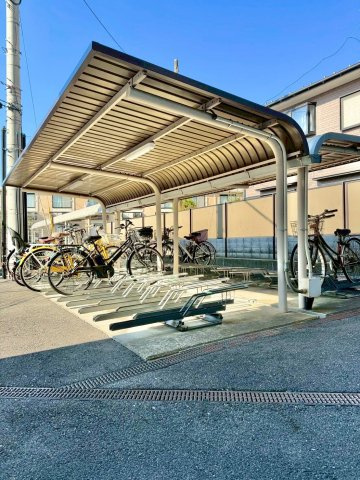 エスリード野洲第2 4Fの駐輪場|屋根付きの駐輪場で、雨の日でも安心です。