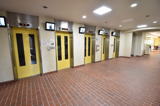 ローレルハイツ北天満2号棟のエントランス