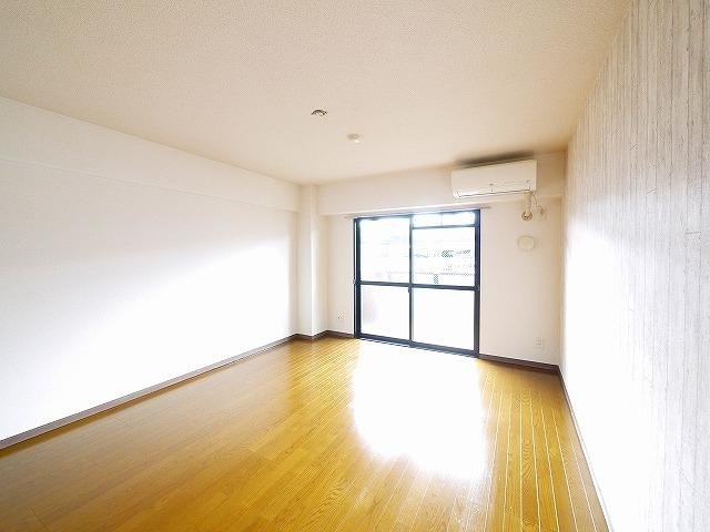 カサフェリス富雄　壱番館の寝室|広くて明るい寝室