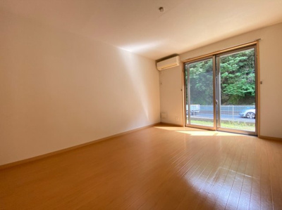 【居間・リビング】 | グリーンフォレスト | エアコン完備