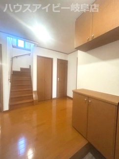 【玄関】 | 大治町リフォーム済み中古住宅築20年！お車並列3台可能！カーポート付きお庭・駐輪場あり！周辺環境良好 | 大治町リフォーム済み中古住宅築20年！お車並列3台可能！カーポート付きお庭・駐輪場あり！周辺環境良好