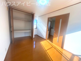 【洋室】 | 大治町リフォーム済み中古住宅築20年！お車並列3台可能！カーポート付きお庭・駐輪場あり！周辺環境良好 | 大治町リフォーム済み中古住宅築20年！お車並列3台可能！カーポート付きお庭・駐輪場あり！周辺環境良好