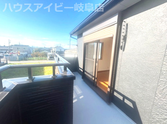 【バルコニー】 | 大治町リフォーム済み中古住宅築20年！お車並列3台可能！カーポート付きお庭・駐輪場あり！周辺環境良好 | 大治町リフォーム済み中古住宅築20年！お車並列3台可能！カーポート付きお庭・駐輪場あり！周辺環境良好