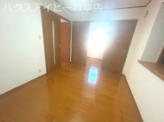 【洋室】 | 大治町リフォーム済み中古住宅築20年！お車並列3台可能！カーポート付きお庭・駐輪場あり！周辺環境良好 | 大治町リフォーム済み中古住宅築20年！お車並列3台可能！カーポート付きお庭・駐輪場あり！周辺環境良好