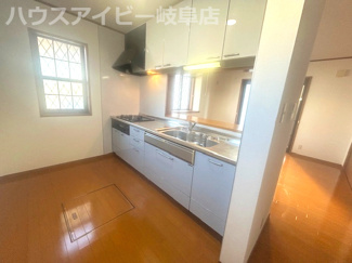 【キッチン】 | 大治町リフォーム済み中古住宅築20年！お車並列3台可能！カーポート付きお庭・駐輪場あり！周辺環境良好 | 大治町リフォーム済み中古住宅築20年！お車並列3台可能！カーポート付きお庭・駐輪場あり！周辺環境良好