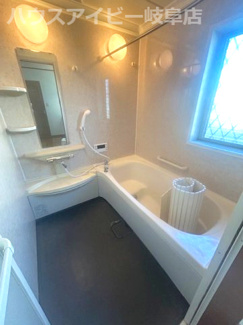 【浴室】 | 大治町リフォーム済み中古住宅築20年！お車並列3台可能！カーポート付きお庭・駐輪場あり！周辺環境良好 | 大治町リフォーム済み中古住宅築20年！お車並列3台可能！カーポート付きお庭・駐輪場あり！周辺環境良好