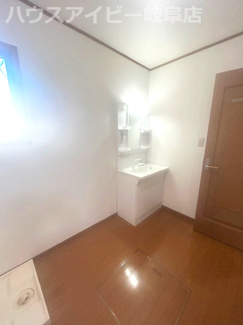 【脱衣所】 | 大治町リフォーム済み中古住宅築20年！お車並列3台可能！カーポート付きお庭・駐輪場あり！周辺環境良好 | 大治町リフォーム済み中古住宅築20年！お車並列3台可能！カーポート付きお庭・駐輪場あり！周辺環境良好