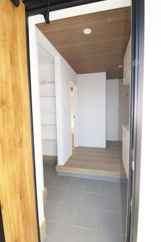 郡山市富田町字坦ノ腰　　　１号棟　　富田小学校、富田中学区の玄関