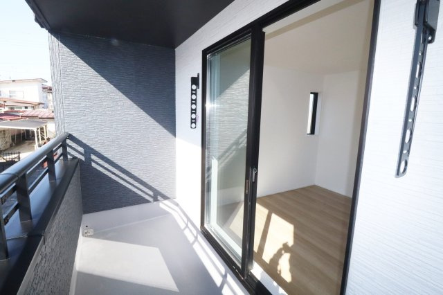 郡山市富田町字坦ノ腰　　　１号棟　　富田小学校、富田中学区のバルコニー