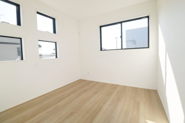 郡山市富田町字坦ノ腰　　　１号棟　　富田小学校、富田中学区の洋室