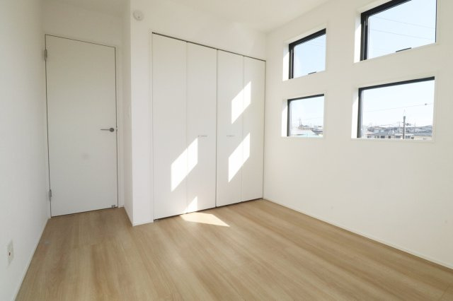 郡山市富田町字坦ノ腰　　　１号棟　　富田小学校、富田中学区の洋室