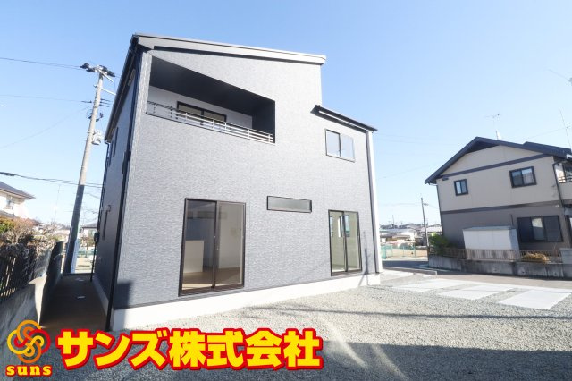 郡山市富田町字坦ノ腰　　　１号棟　　富田小学校、富田中学区の外観|東側から見た駐車場を含む外観