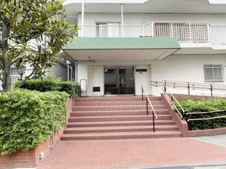 【エントランス】 | マンションの正面エントランス。出入りする人間を癒してくれるマンション入り口であり、その建物の「顔」でもあります。～即日のご見学可能～　お問合せはお気軽にどうぞ。