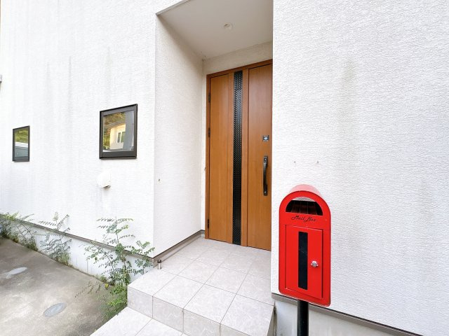 【中古住宅】川口市東貝塚の玄関|施主様が拘った部分が多くあり、木の温もりが感じられます！