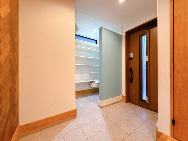 【中古住宅】川口市東貝塚の玄関|大型土間収納完備！ゴルフ用品やお子様のベビーカーなど大事なものは室内へ収納できます！