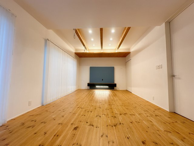 【中古住宅】川口市東貝塚の居間・リビング|温もりを感じるLDKは、家族が自然と集まる大事な空間です！