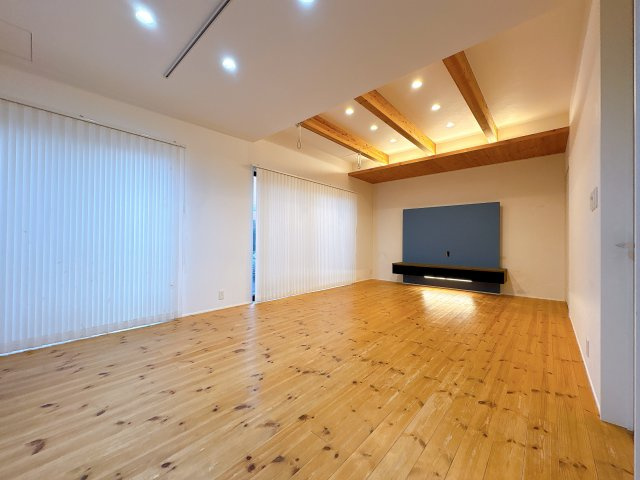 【中古住宅】川口市東貝塚の居間・リビング|壁掛けTVを設置できる仕様となってます！間接照明を使いこなしたこだわり抜かれたデザインです！