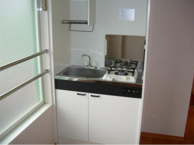 プレシャス野方のキッチン|ガスキッチン。明るい居室です。