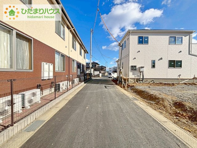 日立市東大沼町4丁目　新築戸建　B号棟の前面道路含む現地写真|時間がない時もらくらくと車の出し入れができる並列駐車場を完備！！