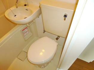 浴室内にトイレがあります