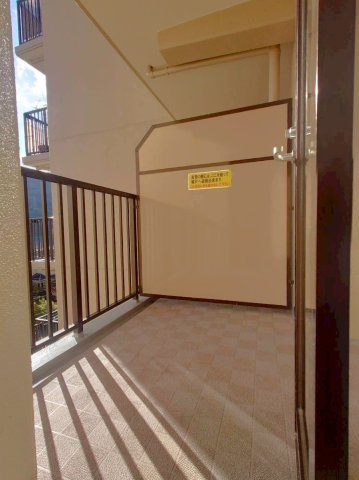 ◆２０２５年１１月リフォーム完了◆南面バルコニーにつき陽当たり・通風良好◆サンシティ桂坂３番館のキッチン|勝手口