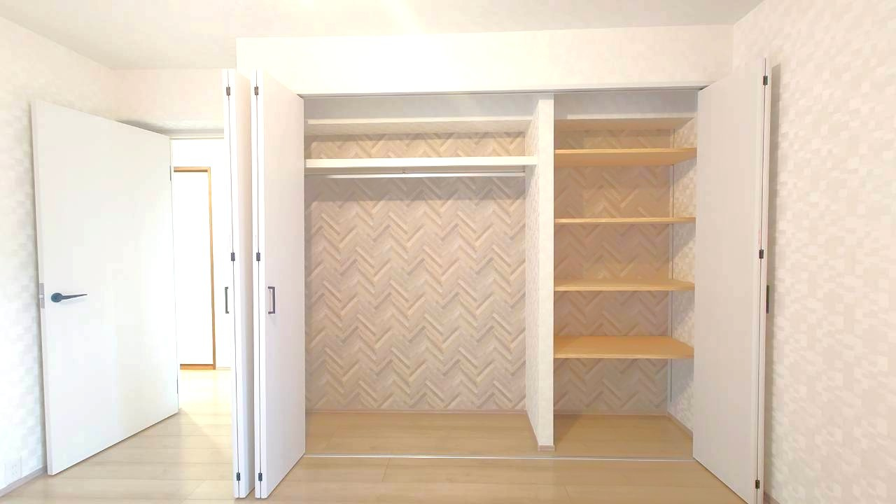 ◆２０２５年１１月リフォーム完了◆南面バルコニーにつき陽当たり・通風良好◆サンシティ桂坂３番館の収納|アクセントクロス仕様のクローゼット