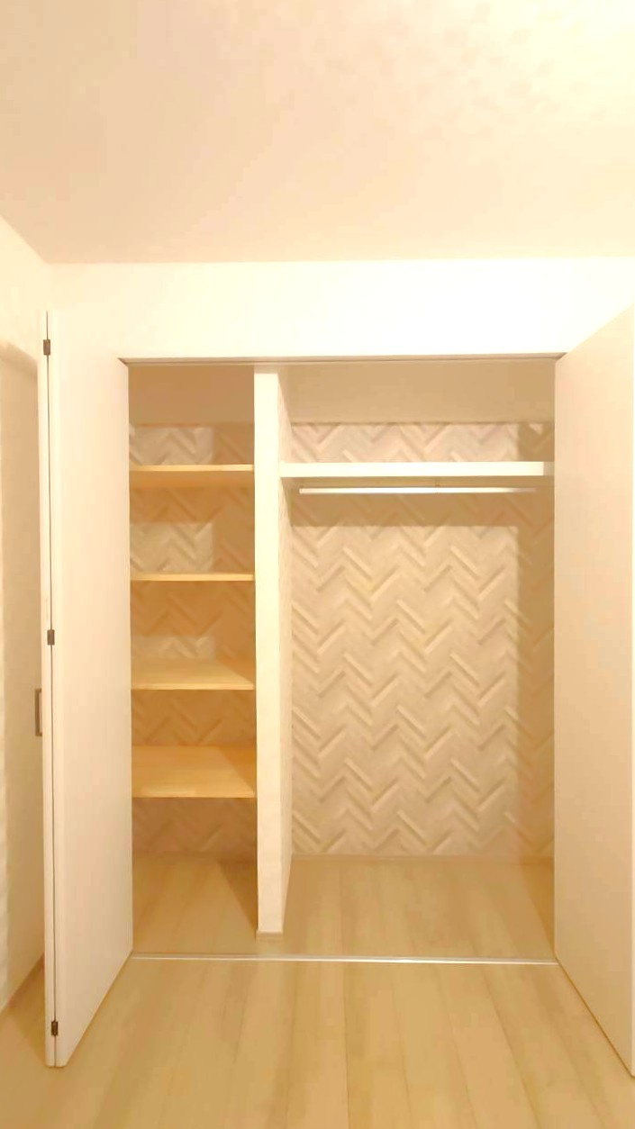 ◆２０２５年１１月リフォーム完了◆南面バルコニーにつき陽当たり・通風良好◆サンシティ桂坂３番館の収納|アクセントクロス仕様のクローゼット