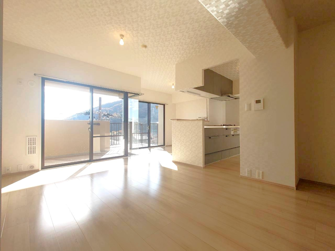 ◆２０２５年１１月リフォーム完了◆南面バルコニーにつき陽当たり・通風良好◆サンシティ桂坂３番館の居間・リビング|リビング