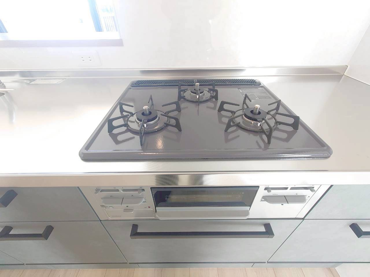 ◆２０２５年１１月リフォーム完了◆南面バルコニーにつき陽当たり・通風良好◆サンシティ桂坂３番館のキッチン|ガスコンロ