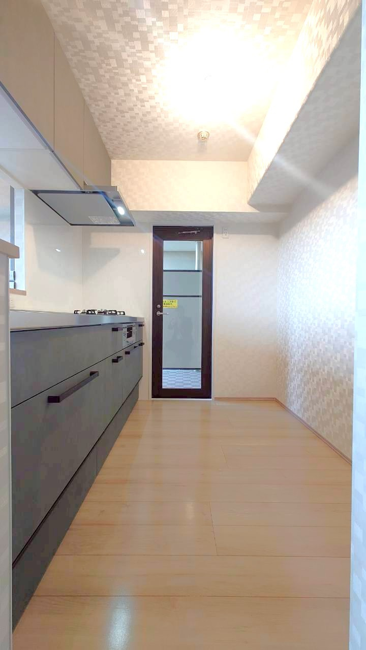 ◆２０２５年１１月リフォーム完了◆南面バルコニーにつき陽当たり・通風良好◆サンシティ桂坂３番館のキッチン|キッチン＆勝手口