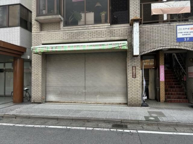 美合駅売店ビルのエントランス