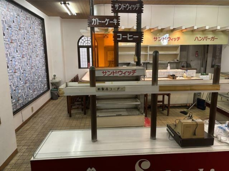 美合駅売店ビルの内装