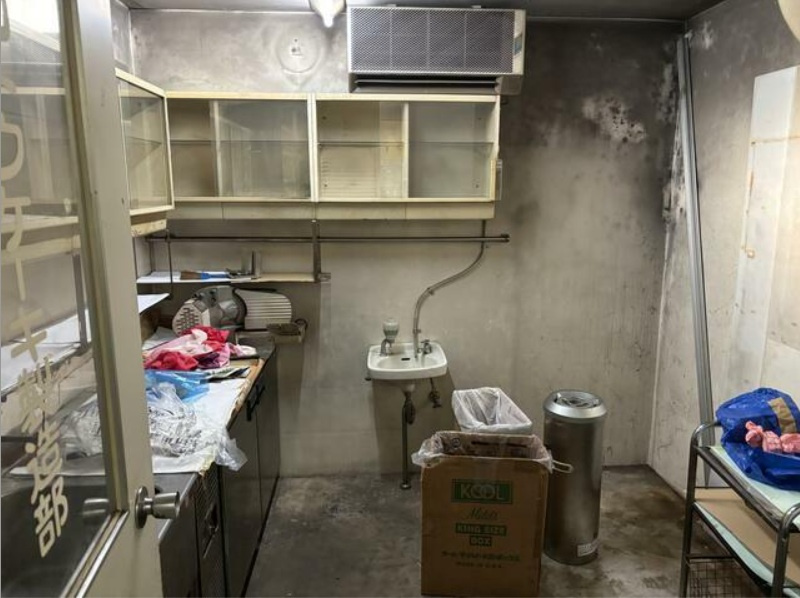 美合駅売店ビルの内装