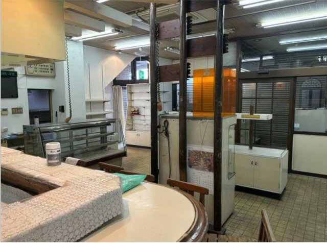 美合駅売店ビルの内装