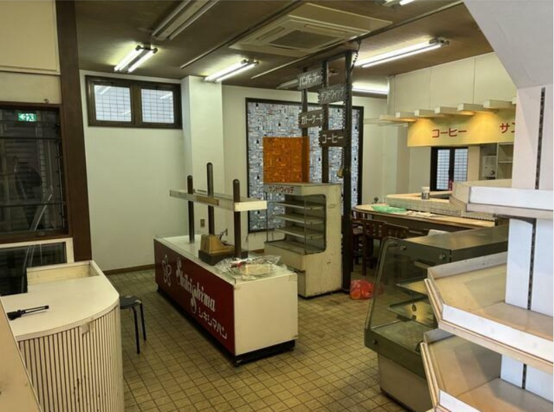 美合駅売店ビルのロビー