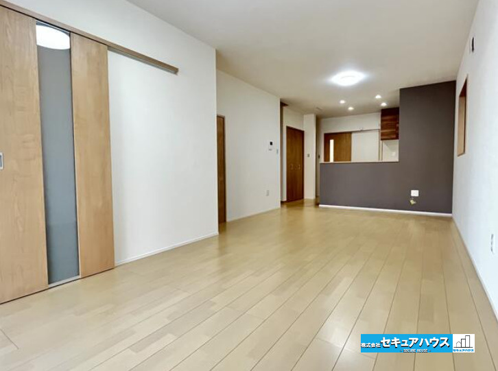 刈谷市築地町５丁目　中古住宅の居間・リビング|【LDK】
◆約18帖のLDKです♪窓が三か所あるため、通風、採光良好です。