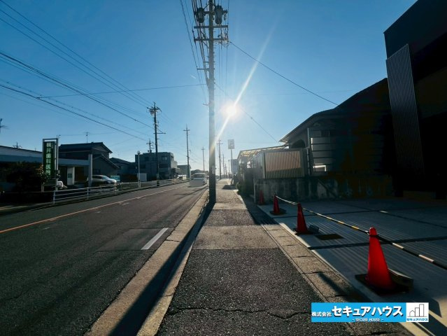 刈谷市築地町５丁目　中古住宅の前面道路含む現地写真|事前予約にて現地ご見学いただけます！お気軽にお問い合わせください♪
■株式会社　セキュアハウス■
住宅ローンに強く、知識、経験豊富なスタッフ在籍
お客様に寄り添い、ご成約後もサポート致します。