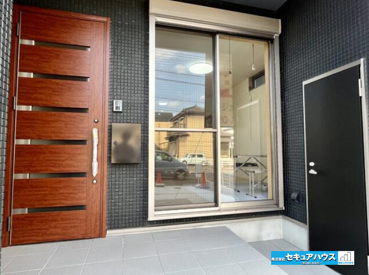 刈谷市築地町５丁目　中古住宅の玄関|【玄関】
◆南側からの採光を取り入れられるよう大きな窓あります♪シャッターもついているため防犯面も安心です♪