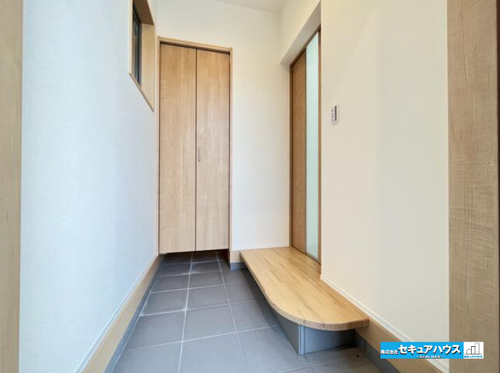 刈谷市築地町５丁目　中古住宅の玄関|【玄関】
◆広々とした玄関のためベビーカーを置いたり、混雑を回避することができます♪