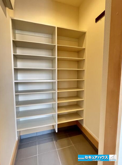 刈谷市築地町５丁目　中古住宅の収納|【シューズインクローゼット】
◆靴を入れられるスペースが沢山あるため、家族が多い方でもスッキリ収納することができます◎