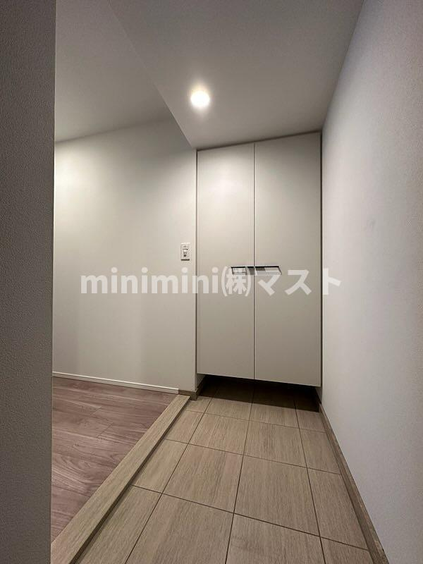 レジュールアッシュ谷町四丁目グランクラスの玄関