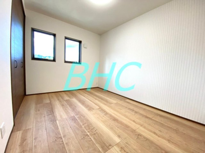 【洋室】 | 南郷上山町 モデルハウス分譲220号地 | ストライプ柄の壁紙と温もり溢れるカラーの床材が見事に調和した、飽きの来ない雰囲気の室内。