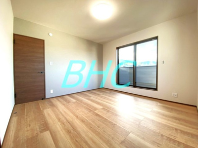 【洋室】 | 南郷上山町 モデルハウス分譲220号地 | 住まう方でカスタマイズしていただけるシンプルなデザインの内装。