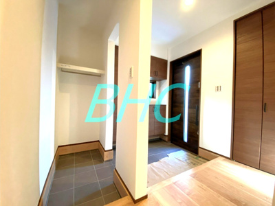 【玄関】 | 南郷上山町 モデルハウス分譲220号地 | 開放感のある明るく広々とした玄関。シューズクローゼットも備えつけられています。