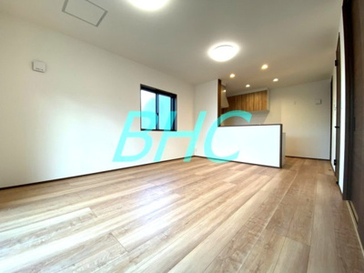 【居間・リビング】 | 南郷上山町 モデルハウス分譲220号地 | ゆったりとくつろげる上質なリビングダイニングは、暮らしに価値のある時間を演出してくれます。