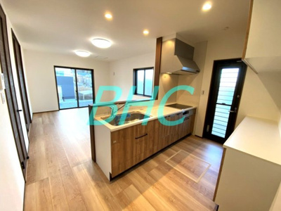 【キッチン】 | 南郷上山町 モデルハウス分譲220号地 | 吊戸棚がないことで開放的な空間を得られます。家族の様子を目に入れながら家事が出来ます。