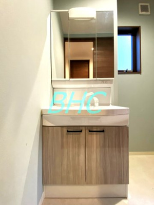 【洗面所】 | 南郷上山町 モデルハウス分譲220号地 | 清潔感のある色合いのプライベート空間は、身だしなみチェックや肌のお手入れに最適です。