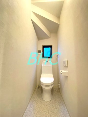 【トイレ】 | 南郷上山町 モデルハウス分譲220号地 | 白を基調とした清潔感のあるトイレ。