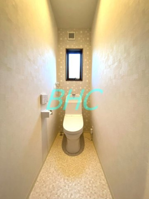 【トイレ】 | 南郷上山町 モデルハウス分譲220号地 | プライベート空間として機内装にこだわった、優しい雰囲気のトイレはリラックス空間へ。