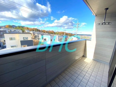 【バルコニー】 | 南郷上山町 モデルハウス分譲220号地 | 気持ちのいい空が見渡せるバルコニー。爽やかな風を感じて、心躍る素敵な暮らしがはじまります。